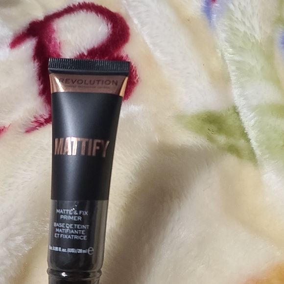 Revolution Beauty Mattify Primer/Brow Pomade - Picture 4 of 7